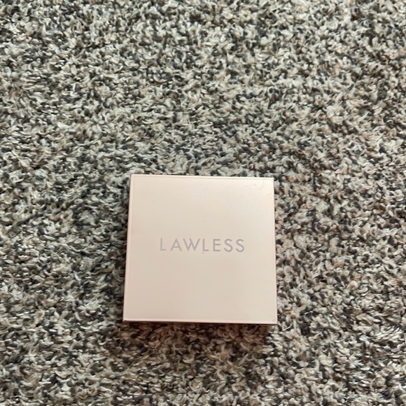LAWLESS | Talc Free Skin Smoothing Powder - Picture 2 of 5